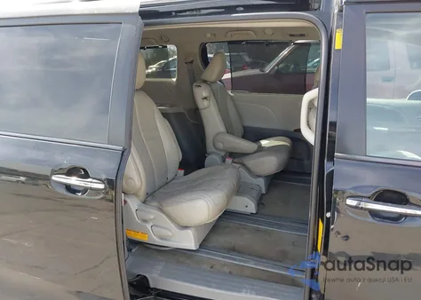 2013 Toyota Sienna Xle V6 8 Passenger z USA, uszkodzony, nr VIN 5TDYK3DC9DS379411